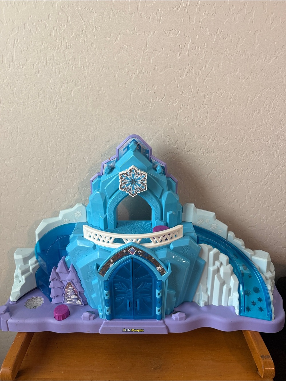 Fisher-Price Disney Little People Toy Disney Frozen Elsa’s Ice Palace playset